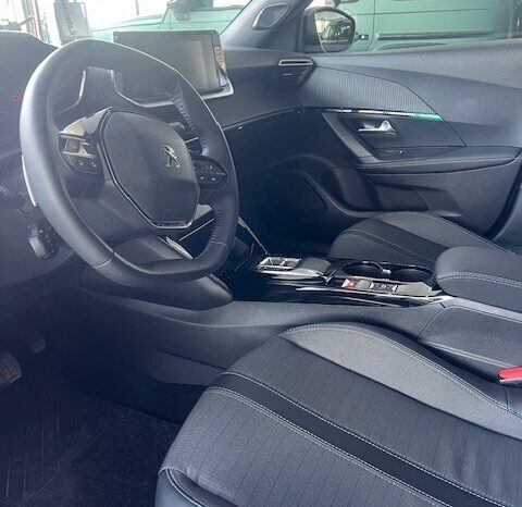 
Peugeot 2008 EAT8 ALLURE completo									