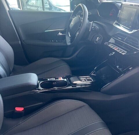 
Peugeot 2008 EAT8 ALLURE completo									