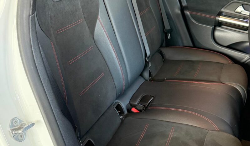 
								Mercedes-Benz GLA 200d completo									