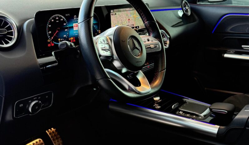 
								Mercedes-Benz GLA 200d completo									